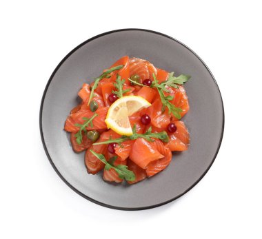 Kapari, kızılcık, roka ve limonlu somon carpaccio beyaza izole edilmiş.