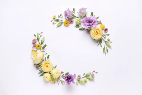 Wieniec Wykonany Pięknych Kwiatów Zielonych Liści Białym Tle Płaskie Leżał — Zdjęcie stockowe