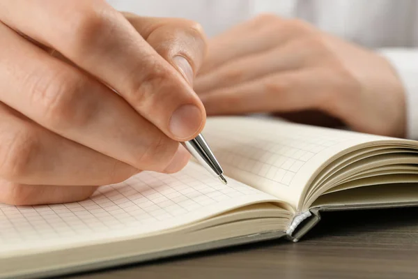 Homem Escrevendo Com Caneta Caderno Mesa Madeira Close Mãos — Fotografia de Stock