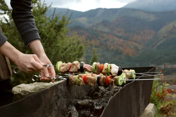 Donna Che Cucina Carne Verdura Sul Braciere Contro Paesaggio Montano — Foto Stock