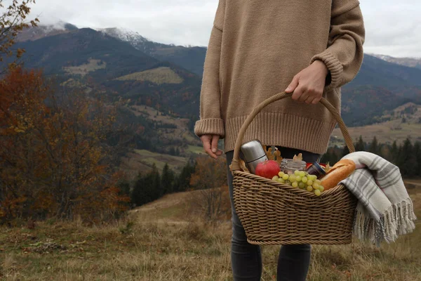 Žena Drží Proutěný Piknikový Koš Termoskou Občerstvením Kostkovaným Horách Podzim — Stock fotografie