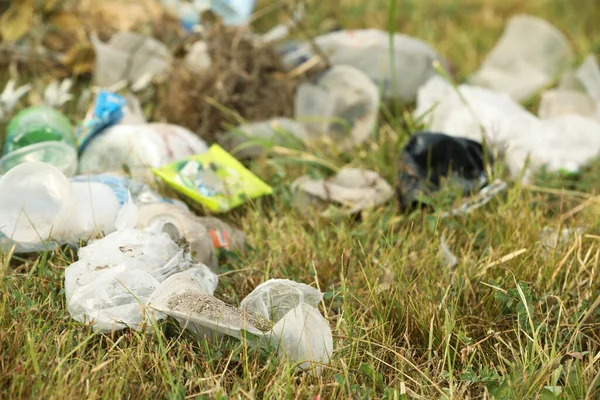 Garbage Scattered Grass Environment Pollution Problem — Stock Photo, Image