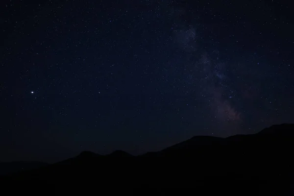 Geceleri Dağların Üzerinden Yıldızlı Gökyüzünün Güzel Manzarası — Stok fotoğraf
