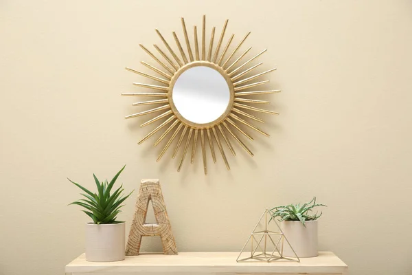 Hermosas Plantas Maceta Accesorios Mesa Madera Cerca Pared Beige Con — Foto de Stock