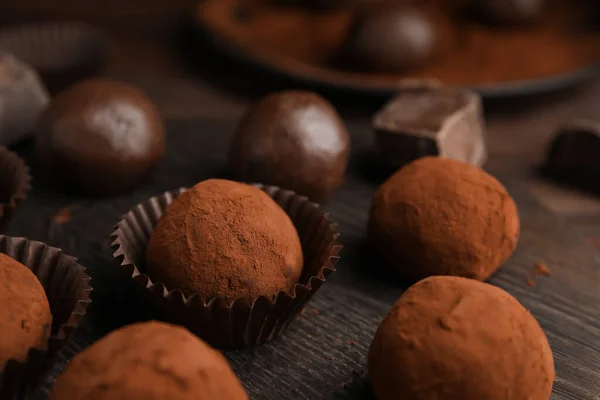 Tahta Tahtada Kakao Ile Pudralanmış Lezzetli Çikolatalı Mantarlar Yakın Plan — Stok fotoğraf