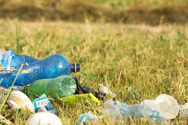 Garbage Scattered Grass Environment Pollution Problem — Stock Photo, Image