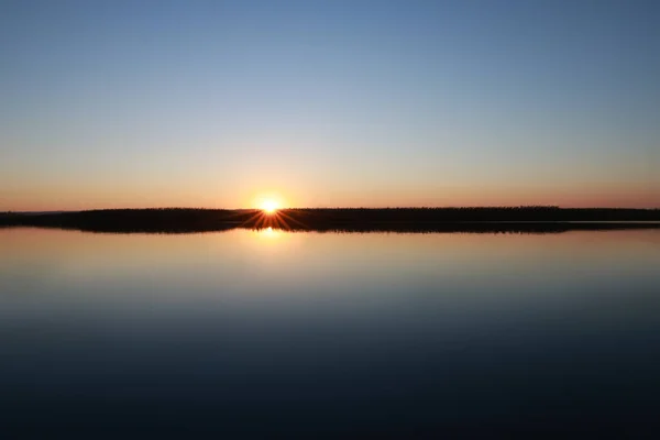 Malerischer Blick Auf Den Ruhigen Fluss Bei Sonnenuntergang — Stockfoto