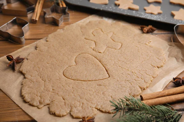 Zelfgemaakte Kerstkoekjes Rauw Deeg Houten Tafel Close — Stockfoto