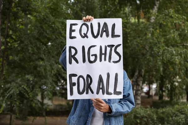 Mujer Sosteniendo Cartel Con Texto Igualdad Derechos Para Todos Aire —  Fotos de Stock