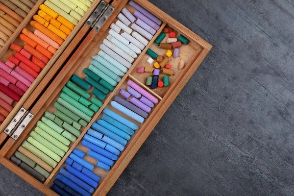 Set Pastelli Colorati Scatola Legno Tavolo Pietra Grigia Vista Dall — Foto Stock