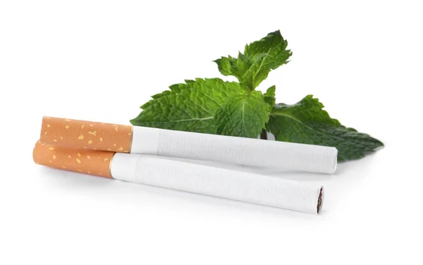 白い背景にメンソールタバコと新鮮なミントの葉 — ストック写真