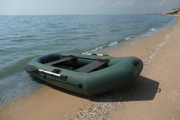 Bateau Pêche Caoutchouc Gonflable Sur Une Plage Sable Près Mer — Photo