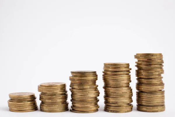 Muchas Monedas Oro Apiladas Sobre Fondo Blanco — Foto de Stock