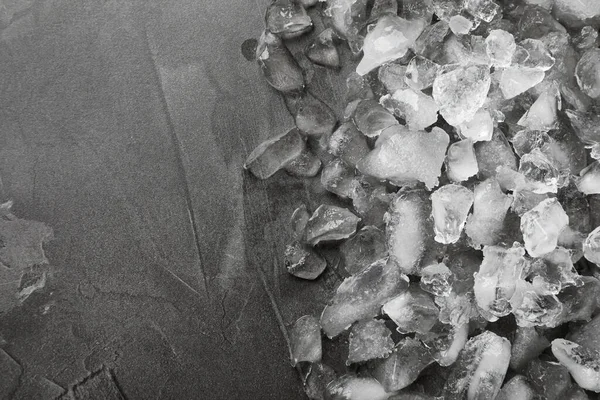 灰色のテーブルの上に砕いた氷の山 トップビュー テキストのスペース — ストック写真