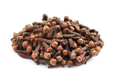 Beyaz arkaplanda aromatik kuru karanfil yığını