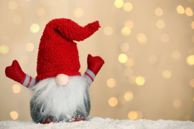 Bulanık festival ışıklarına karşı karda şirin bir noel cücesi. Metin için boşluk