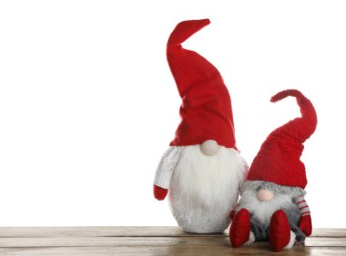 Ahşap masada beyaz arka planda komik noel cüceleri. Metin için boşluk