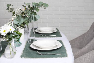 Masada çiçek dekoru olan şık bir şenlik ortamı.