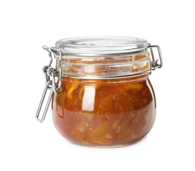 Cam kavanozdaki lezzetli elma reçeli beyaza izole edilmiş.