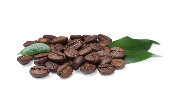 Stapel Gebrande Koffiebonen Met Verse Bladeren Witte Achtergrond — Stockfoto