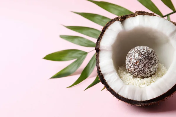 Composición Con Deliciosa Bola Caramelo Vegano Coco Sobre Fondo Rosa — Foto de Stock