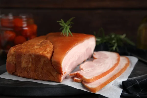 Délicieux Bacon Fumé Avec Romarin Bord Gros Plan — Photo