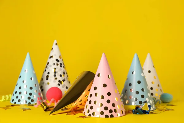 Molti Cappelli Festa Colorati Oggetti Festivi Sfondo Giallo — Foto Stock