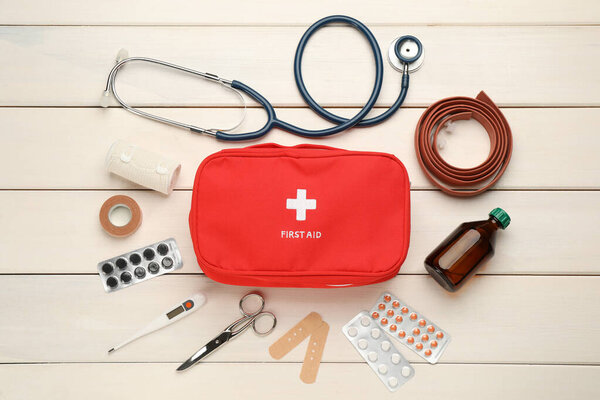 Плоская композиция с аптечкой на белом деревянном столе