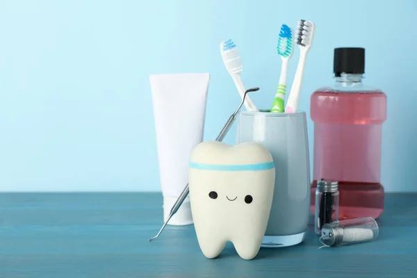 Modelo Dientes Productos Higiene Bucal Herramienta Dentista Sobre Mesa Madera — Foto de Stock