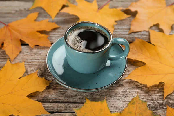 Kopje Hete Koffie Herfstbladeren Houten Tafel — Stockfoto