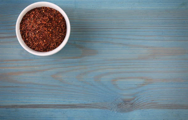 Hojas Secas Rooibos Tazón Sobre Mesa Madera Turquesa Vista Superior — Foto de Stock