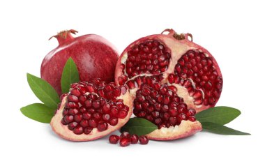 Beyaz arka planda yeşil yapraklı olgun nar.