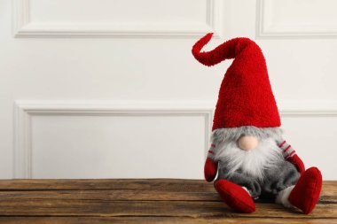 Tahta masadaki sevimli Noel cücesi. Metin için boşluk