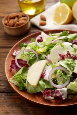 Ahşap masada servis edilen enfes şalgam salatası.