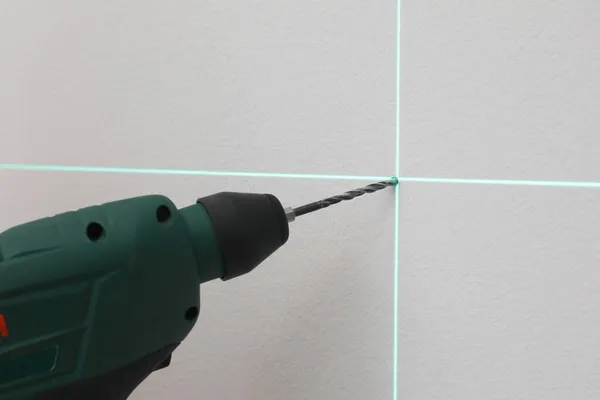 Usando Nivel Láser Línea Cruzada Para Medición Precisa Agujero Perforación — Foto de Stock