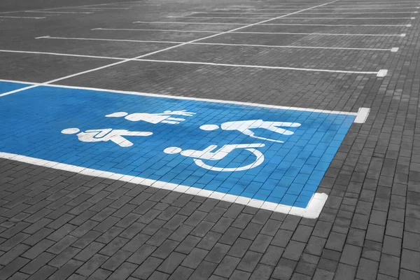 Pusty Parking Dla Samochodów Symbolami Niepełnosprawności Zewnątrz — Zdjęcie stockowe