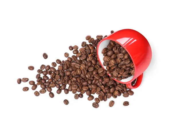Beker Omgedraaid Met Gebrande Koffiebonen Witte Achtergrond Bovenaanzicht — Stockfoto