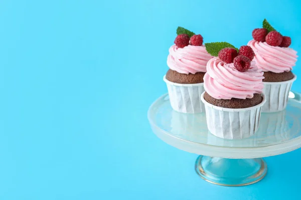 Deliciosos Cupcakes Con Crema Frambuesas Sobre Fondo Azul Claro Espacio — Foto de Stock