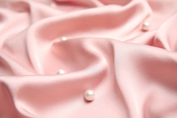 Muchas Perlas Hermosas Sobre Delicada Seda Rosa Primer Plano —  Fotos de Stock