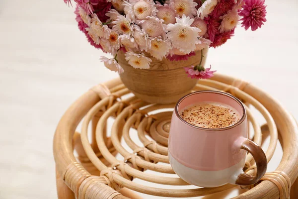 Filiżanka Świeżej Kawy Piękny Bukiet Drewnianym Stoisku Dzień Dobry — Zdjęcie stockowe