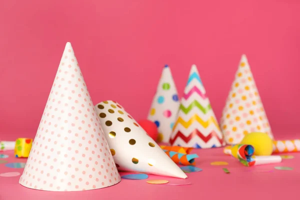 ピンクの背景にパーティー帽子やお祝いアイテム テキストのスペース — ストック写真