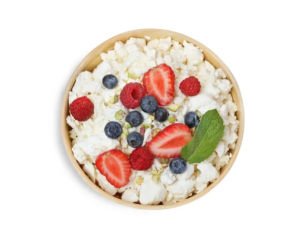 新鲜的奶酪 带有浆果和薄荷糖 装在碗里 与白色 顶视图隔离 — 图库照片