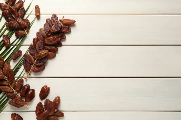 Gustosi Datteri Secchi Dolci Con Foglia Palma Tavolo Legno Bianco — Foto Stock