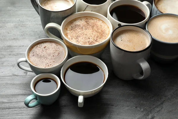 Muitas Xícaras Diferentes Cafés Mesa Ardósia — Fotografia de Stock