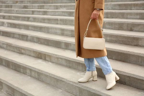 Stijlvolle Vrouw Met Trendy Beige Tas Trappen Buiten Close — Stockfoto