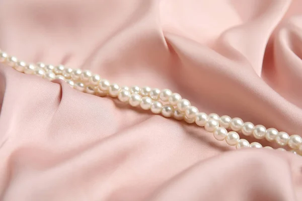 Hermosas Perlas Blancas Sobre Delicada Seda Rosa —  Fotos de Stock