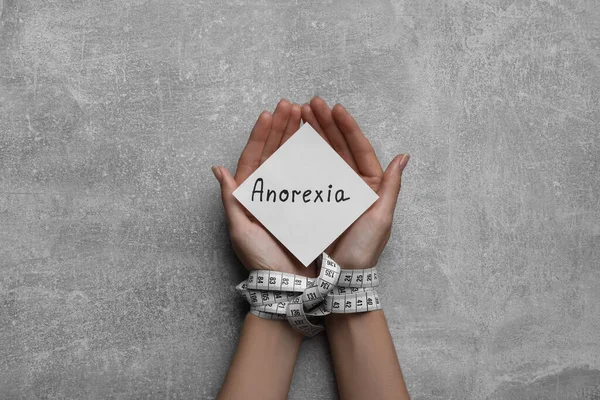 Mujer Sosteniendo Nota Papel Con Palabra Anorexia Manos Atadas Con — Foto de Stock