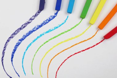 Beyaz arka planda renkli tebeşir ve çizgiler düz. Çizim malzemeleri