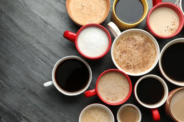 Sok Csésze Különböző Kávét Palaasztalra Lapos Laikus — Stock Fotó