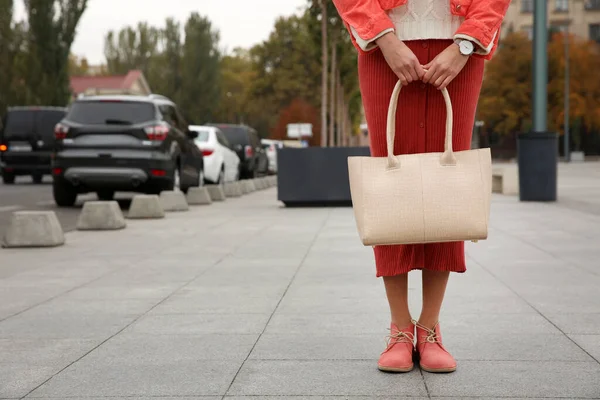 Snygg Kvinna Med Trendiga Läder Väska City Street Närbild — Stockfoto